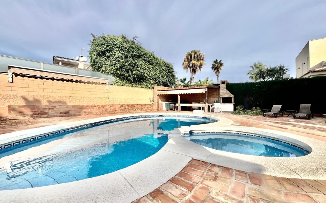 Вилла в Торревьехе 291 кв.м у моря з 4 спальнями