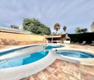 Вилла в Торревьехе 291 кв.м у моря з 4 спальнями