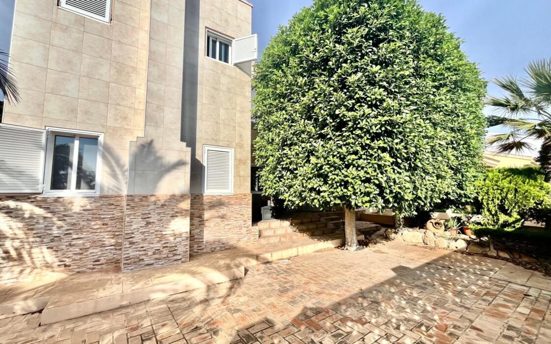 Вилла в Торревьехе 291 кв.м у моря з 4 спальнями