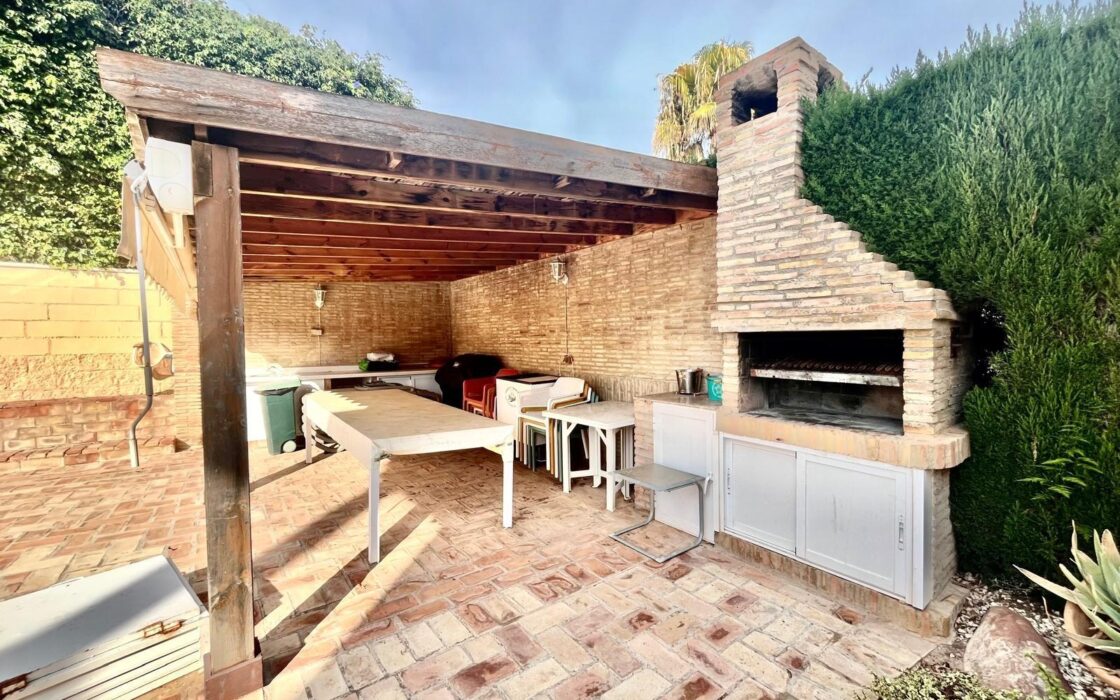 Вилла в Торревьехе 291 кв.м у моря з 4 спальнями