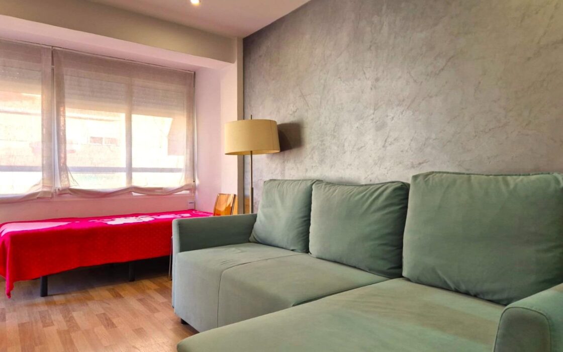 Апартамент в Аликанте 62 кв.м с балконом в 1.5 км от моря