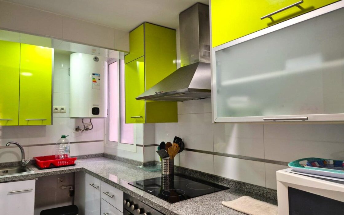 Апартамент в Аликанте 62 кв.м с балконом в 1.5 км от моря