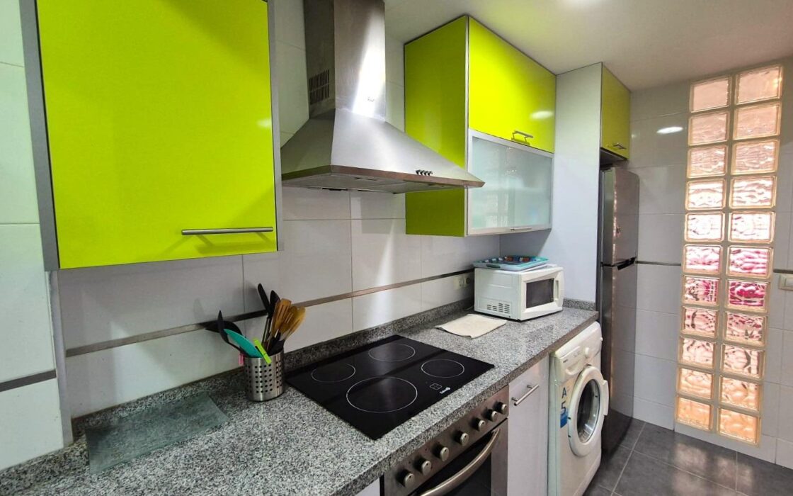 Апартамент в Аликанте 62 кв.м с балконом в 1.5 км от моря