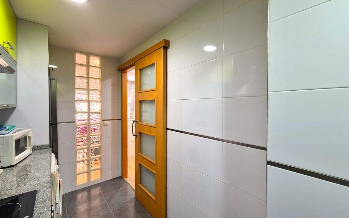 Апартамент в Аликанте 62 кв.м с балконом в 1.5 км от моря