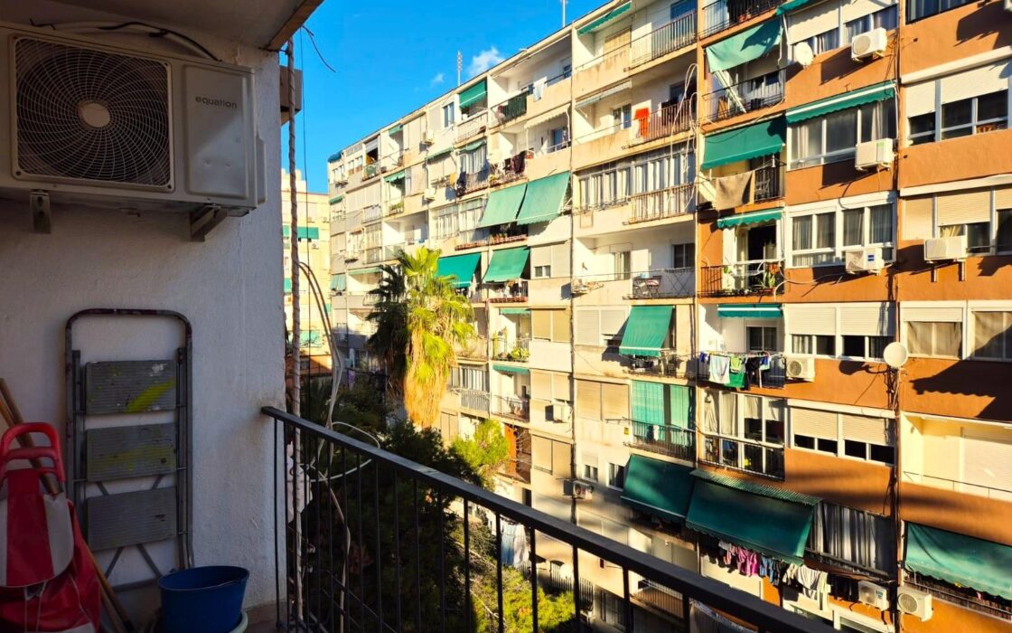 Апартамент в Аликанте 62 кв.м с балконом в 1.5 км от моря