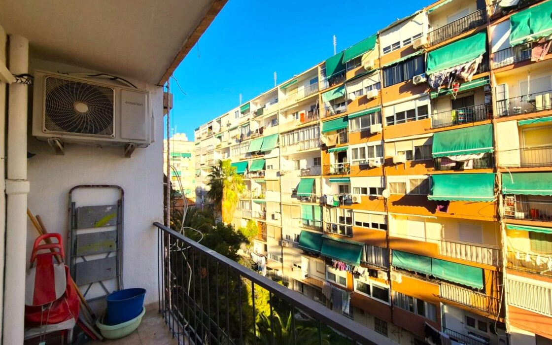 Апартамент в Аликанте 62 кв.м с балконом в 1.5 км от моря