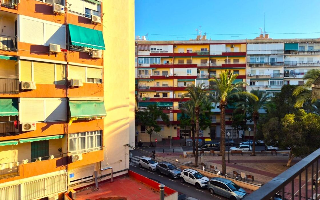 Апартамент в Аликанте 62 кв.м с балконом в 1.5 км от моря