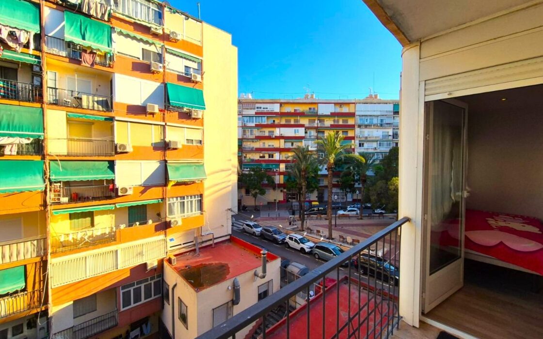 Апартамент в Аликанте 62 кв.м с балконом в 1.5 км от моря