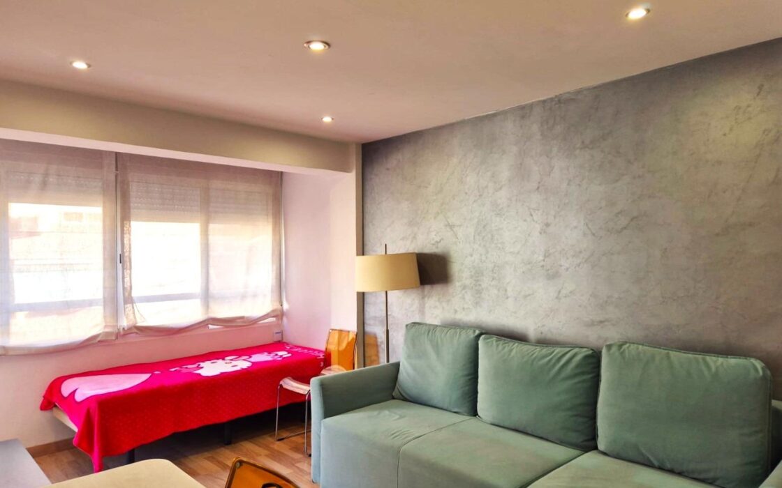 Апартамент в Аликанте 62 кв.м с балконом в 1.5 км от моря