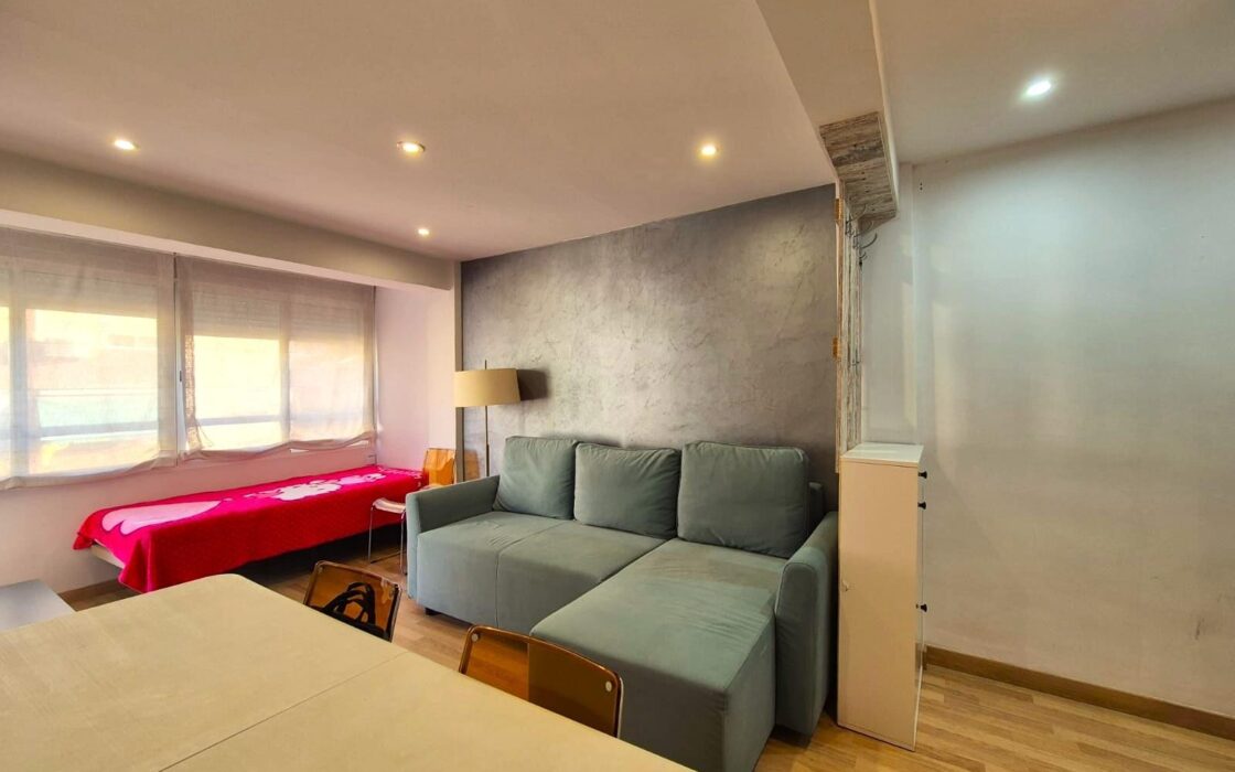 Апартамент в Аликанте 62 кв.м с балконом в 1.5 км от моря