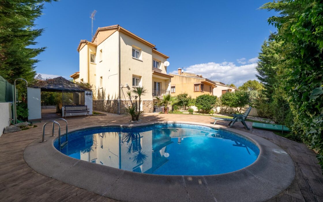 Частный дом 200 кв.м с бассейном в Сан-Мартин-де-Вальдеглесиас