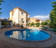 Частный дом 200 кв.м с бассейном в Сан-Мартин-де-Вальдеглесиас