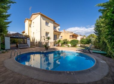 Частный дом 200 кв.м с бассейном в Сан-Мартин-де-Вальдеглесиас