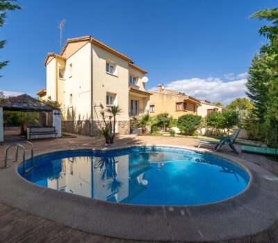 Приватний будинок 200 кв.м з басейном у Сан-Мартин-де-Вальдеглесиас