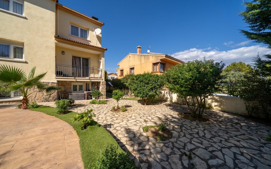 Частный дом 200 кв.м с бассейном в Сан-Мартин-де-Вальдеглесиас