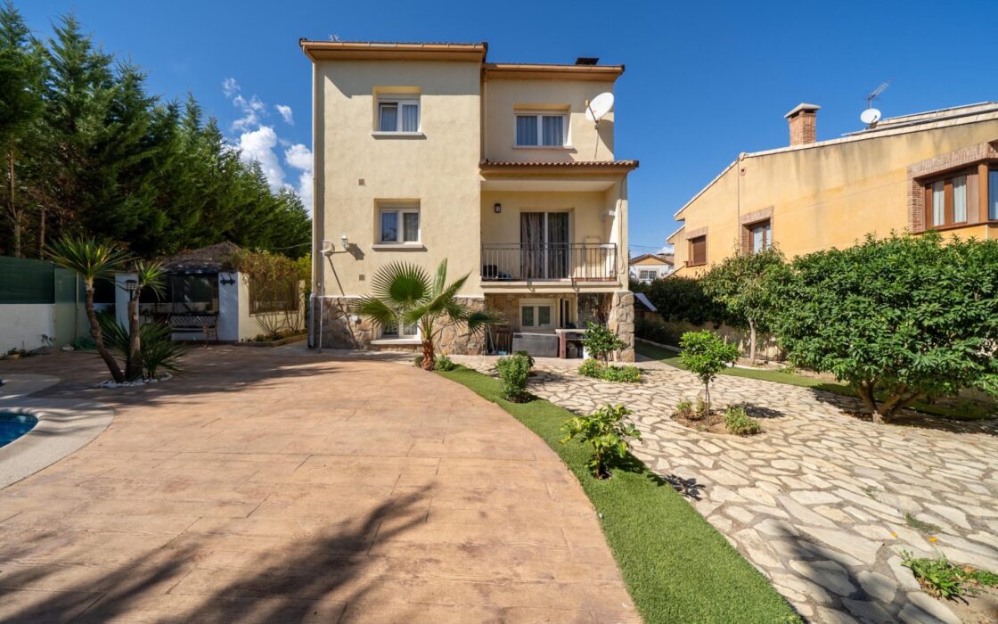 Частный дом 200 кв.м с бассейном в Сан-Мартин-де-Вальдеглесиас