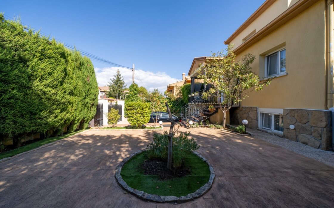 Частный дом 200 кв.м с бассейном в Сан-Мартин-де-Вальдеглесиас