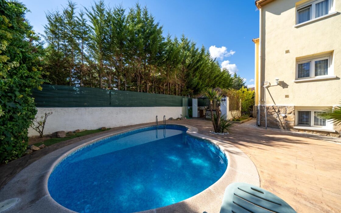 Частный дом 200 кв.м с бассейном в Сан-Мартин-де-Вальдеглесиас