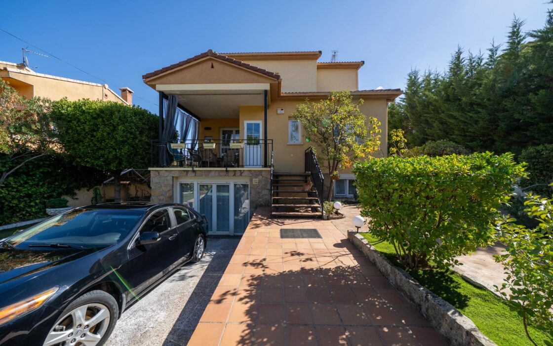 Частный дом 200 кв.м с бассейном в Сан-Мартин-де-Вальдеглесиас