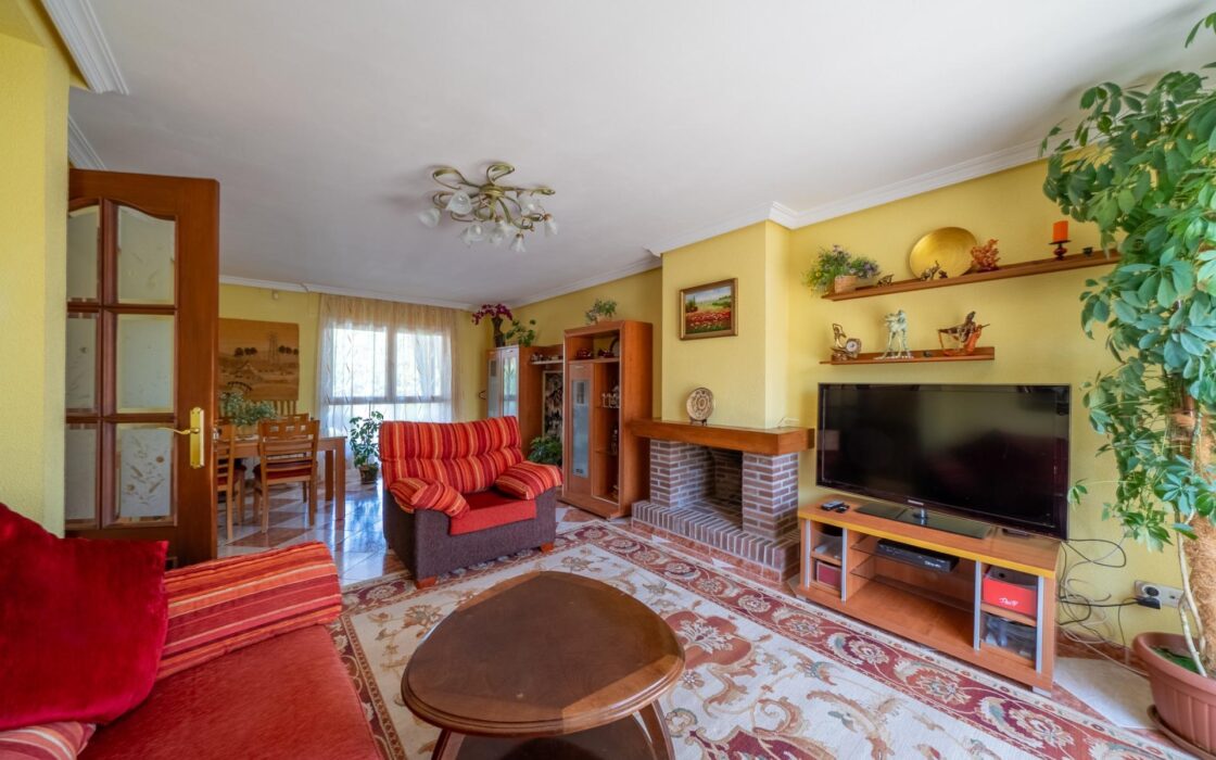 Частный дом 200 кв.м с бассейном в Сан-Мартин-де-Вальдеглесиас