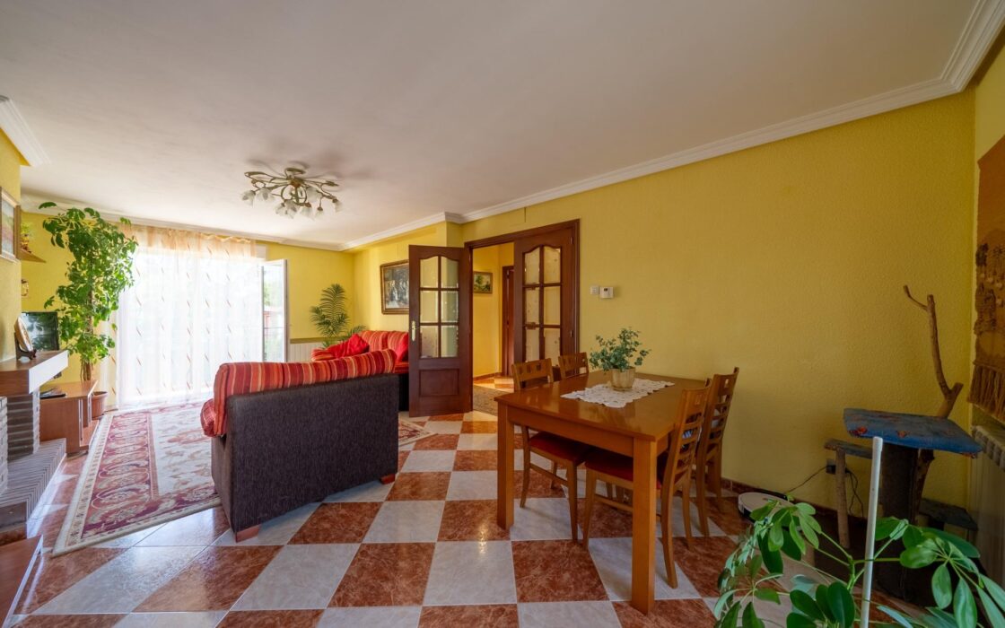 Частный дом 200 кв.м с бассейном в Сан-Мартин-де-Вальдеглесиас