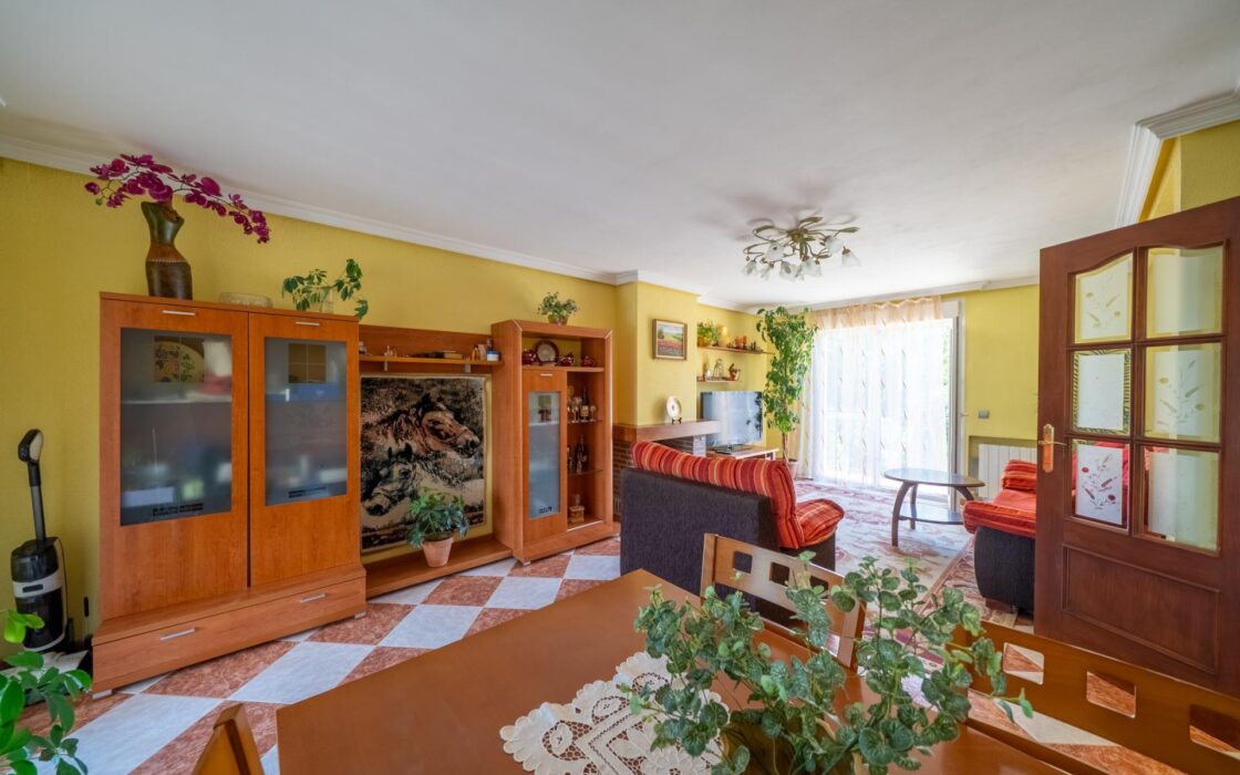 Частный дом 200 кв.м с бассейном в Сан-Мартин-де-Вальдеглесиас