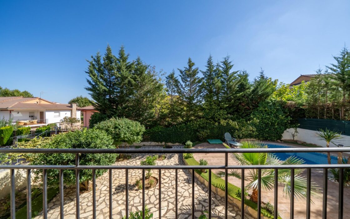 Частный дом 200 кв.м с бассейном в Сан-Мартин-де-Вальдеглесиас