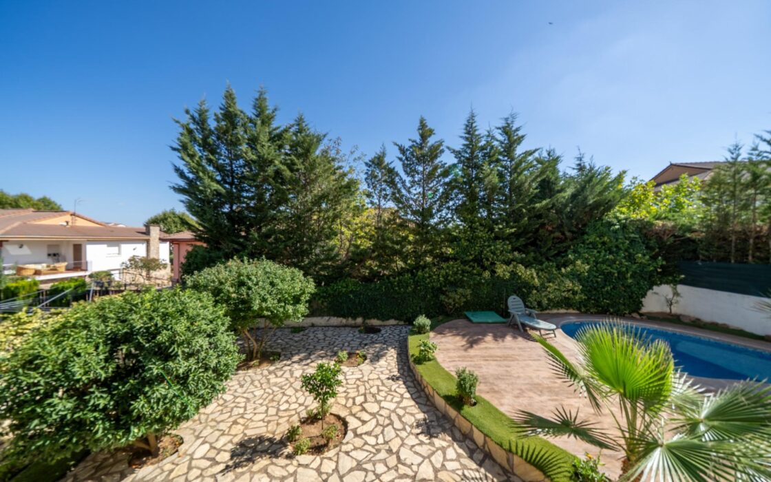 Частный дом 200 кв.м с бассейном в Сан-Мартин-де-Вальдеглесиас