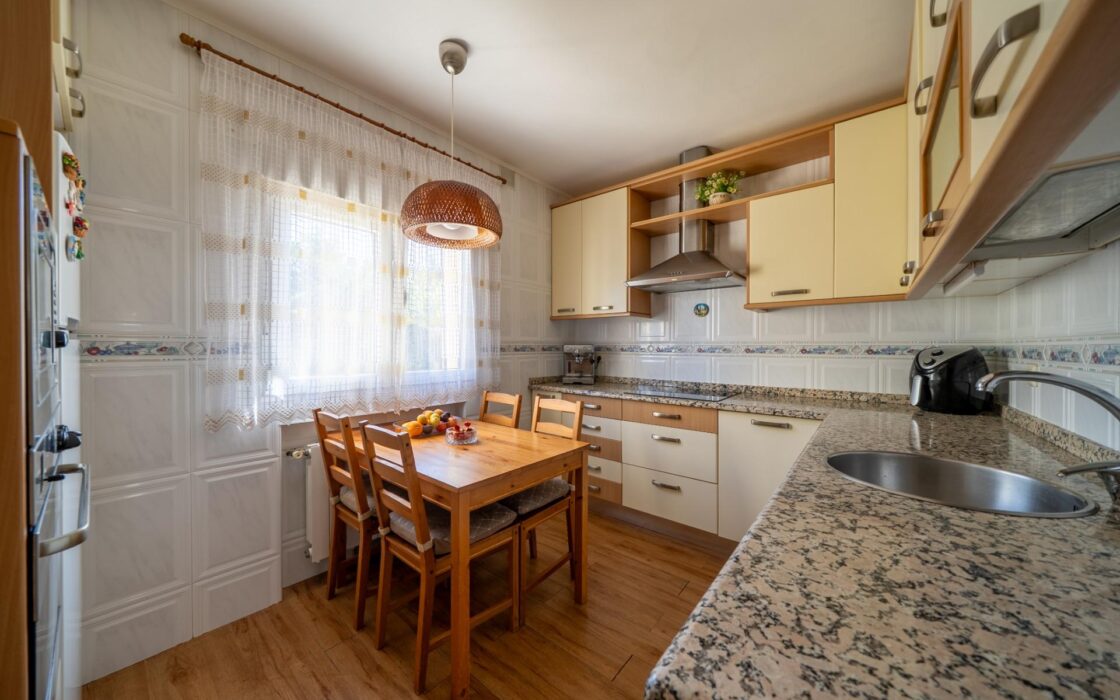 Частный дом 200 кв.м с бассейном в Сан-Мартин-де-Вальдеглесиас