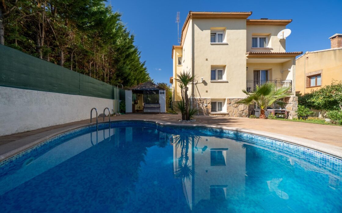 Частный дом 200 кв.м с бассейном в Сан-Мартин-де-Вальдеглесиас