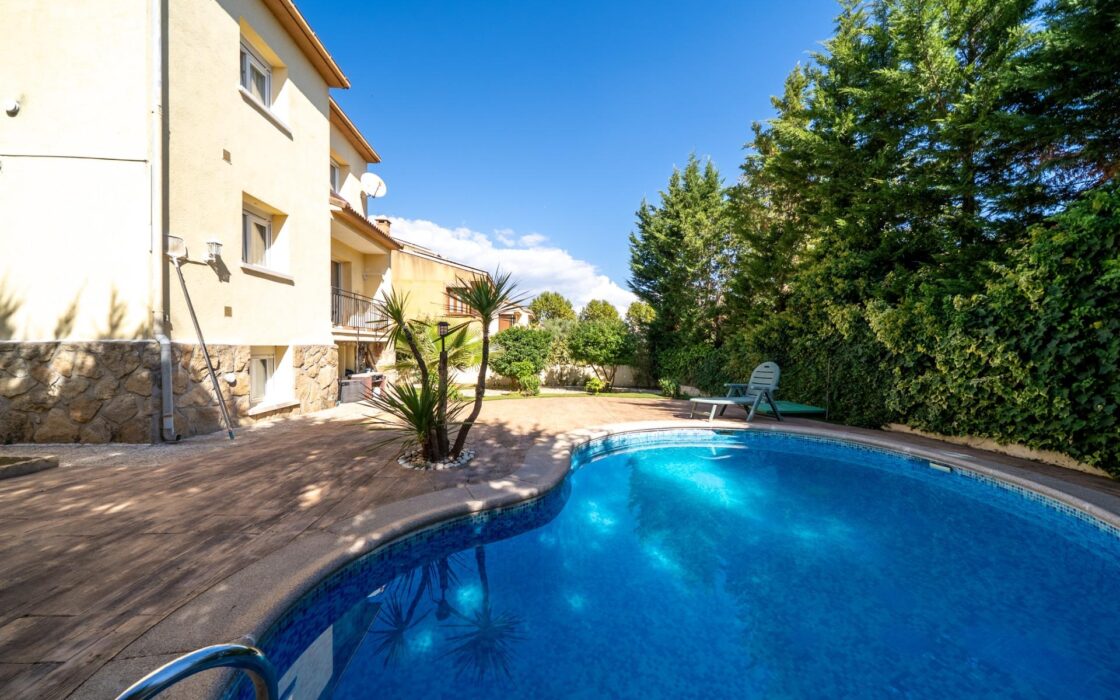 Частный дом 200 кв.м с бассейном в Сан-Мартин-де-Вальдеглесиас