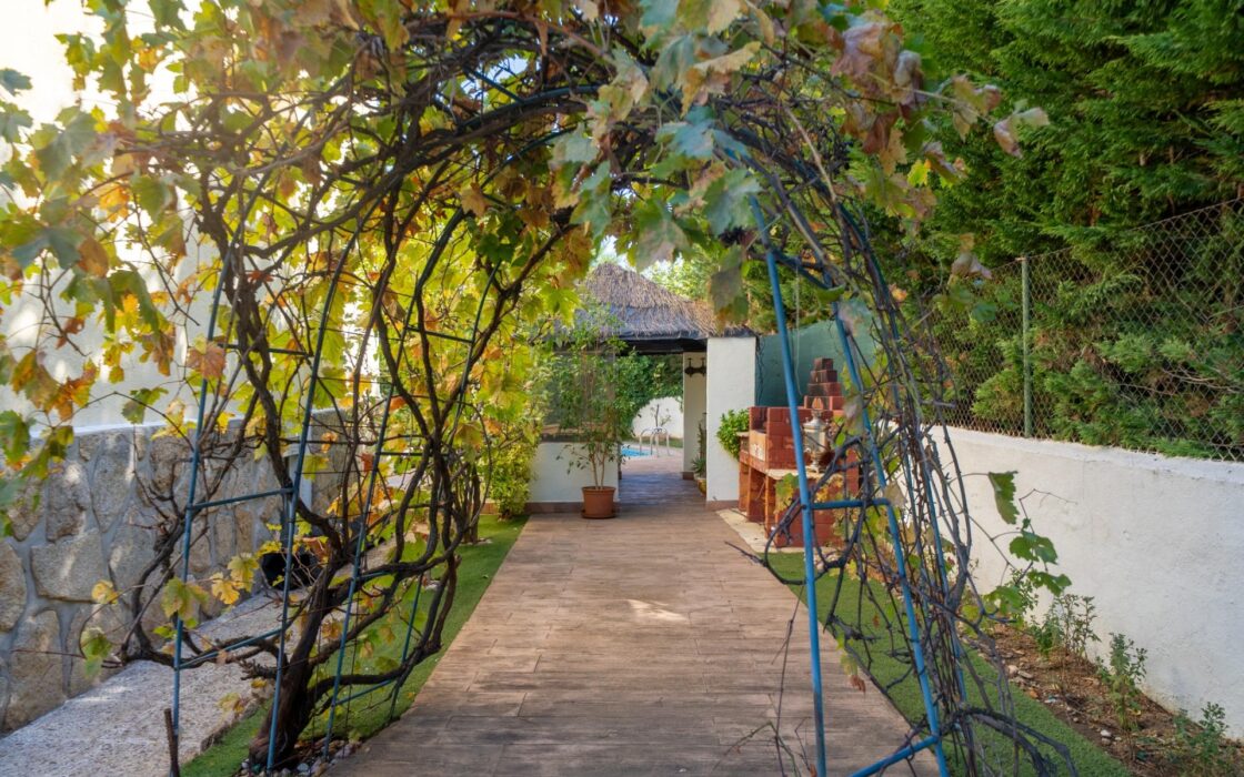 Частный дом 200 кв.м с бассейном в Сан-Мартин-де-Вальдеглесиас