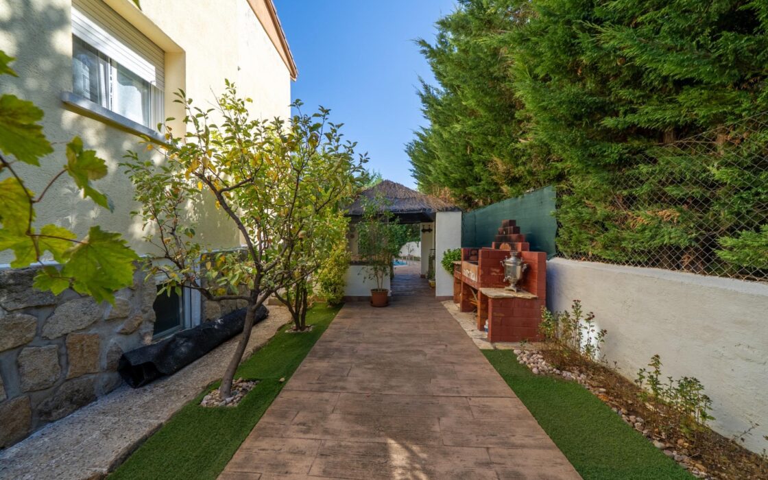 Частный дом 200 кв.м с бассейном в Сан-Мартин-де-Вальдеглесиас