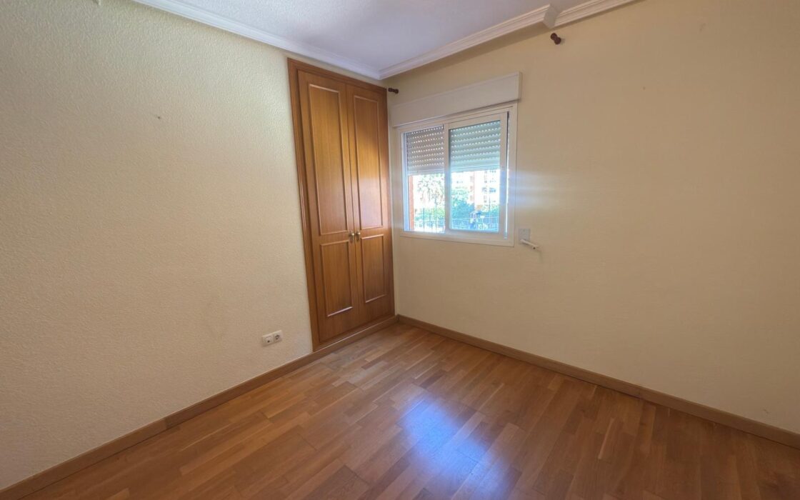 Апартаменты в Аликанте 127 кв.м с террасой у моря