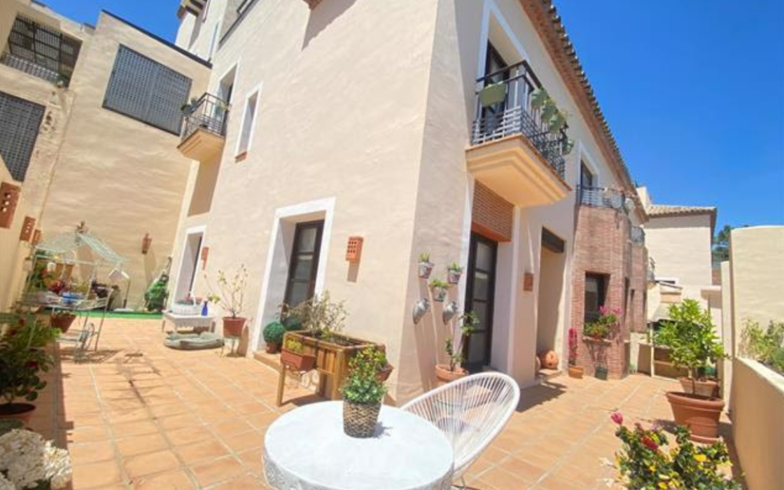 Четырехкомнатный полудом с террасой в Бенахависе 257 кв.м