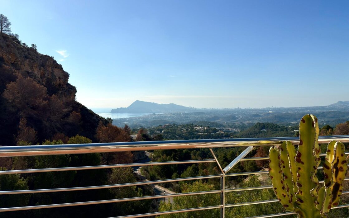 Елегантна вілла в Альтеа ла Велья з терасою та видом на море