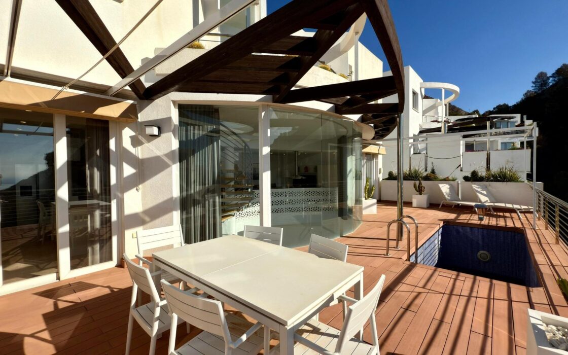 Елегантна вілла в Альтеа ла Велья з терасою та видом на море