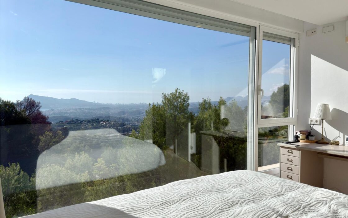 Елегантна вілла в Альтеа ла Велья з терасою та видом на море