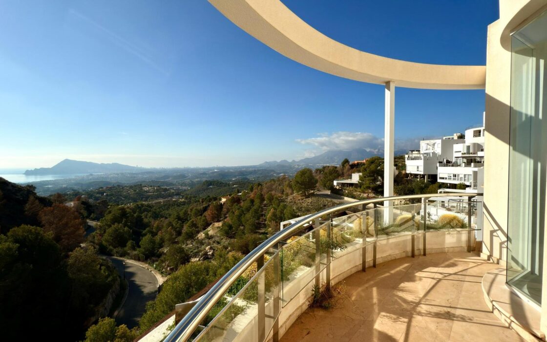 Елегантна вілла в Альтеа ла Велья з терасою та видом на море