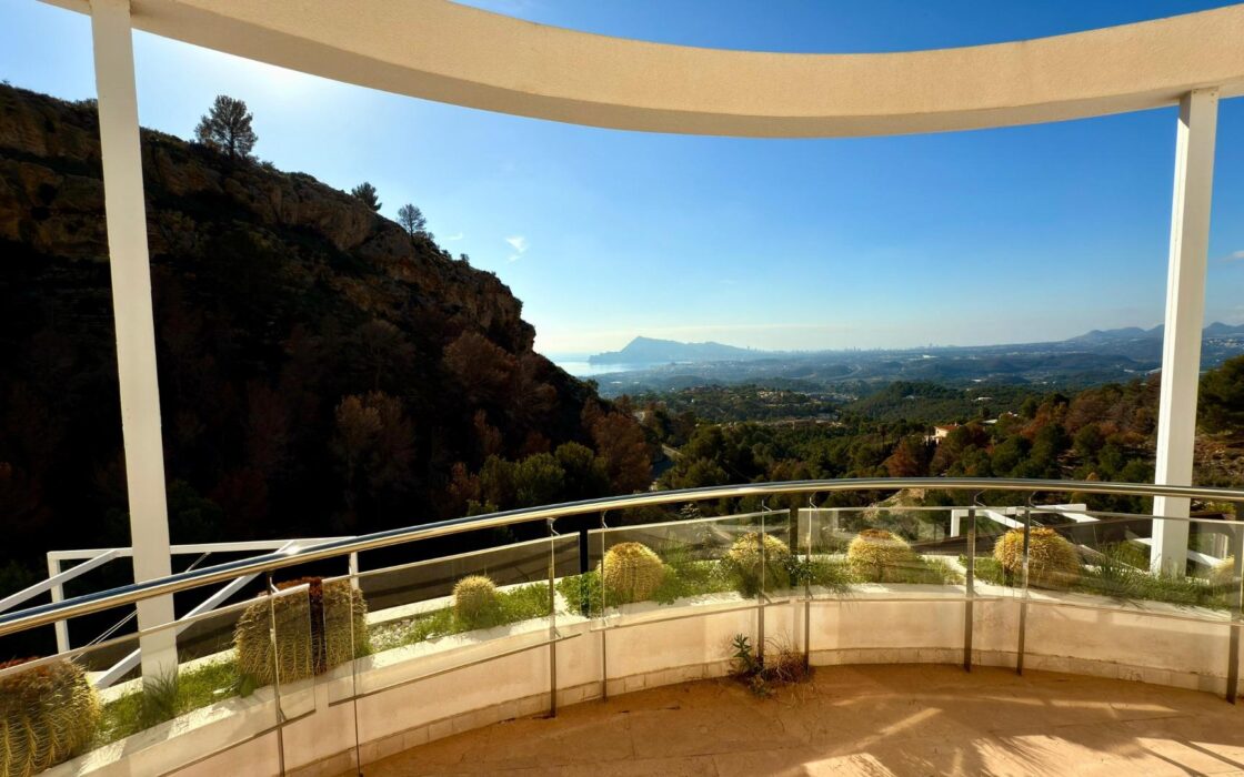 Елегантна вілла в Альтеа ла Велья з терасою та видом на море