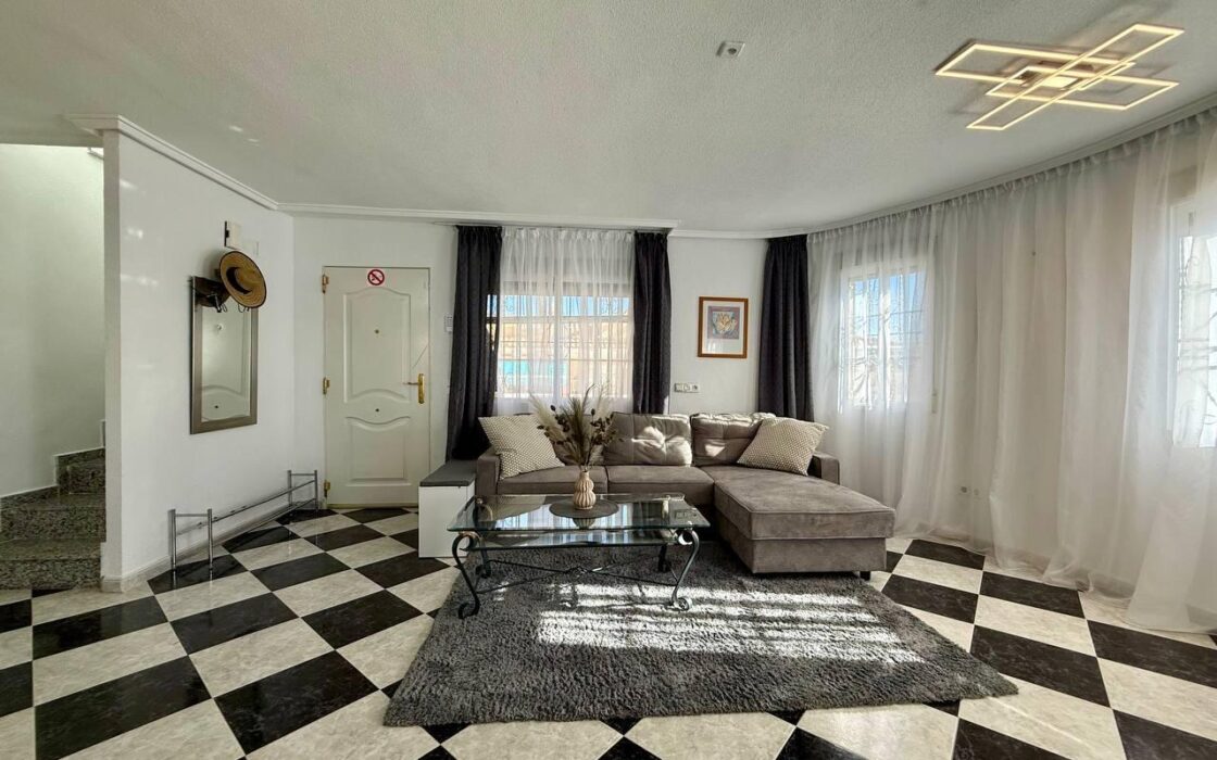 Вилла в Ориуэла Коста у моря 191 кв.м, 4 спальни, терраса