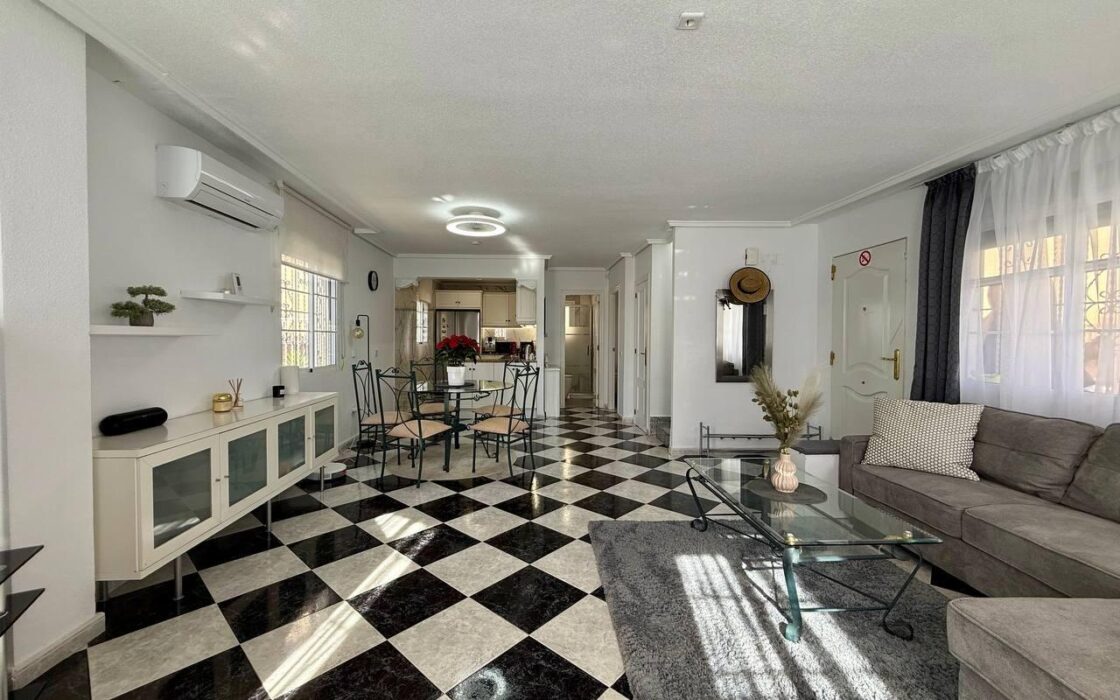 Вилла в Ориуэла Коста у моря 191 кв.м, 4 спальни, терраса