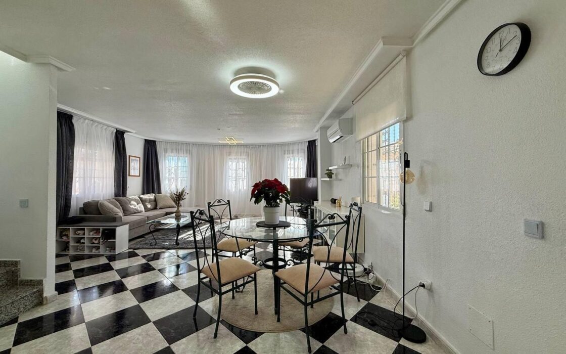 Вилла в Ориуэла Коста у моря 191 кв.м, 4 спальни, терраса