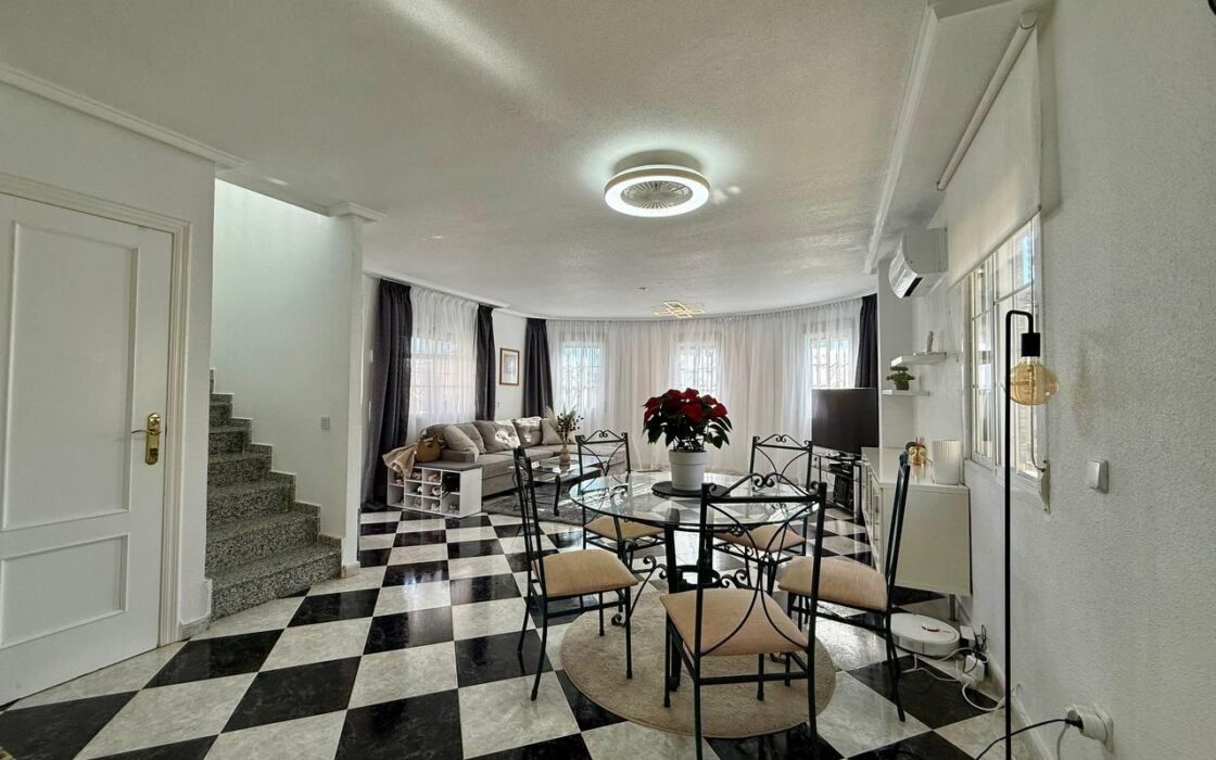 Вилла в Ориуэла Коста у моря 191 кв.м, 4 спальни, терраса