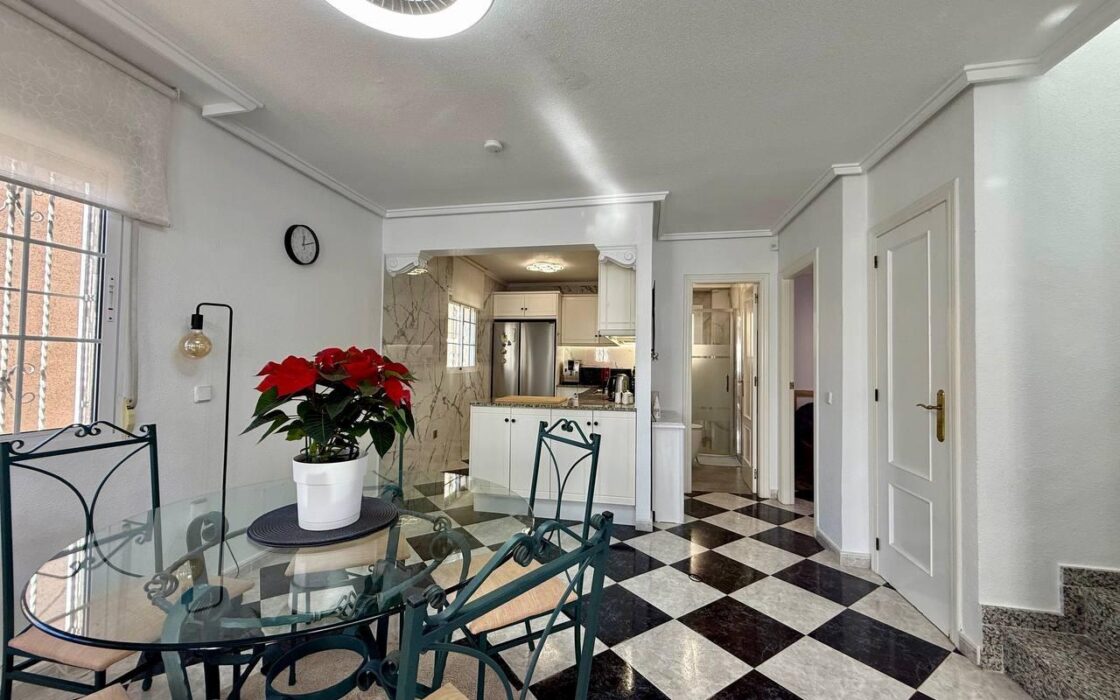 Вилла в Ориуэла Коста у моря 191 кв.м, 4 спальни, терраса