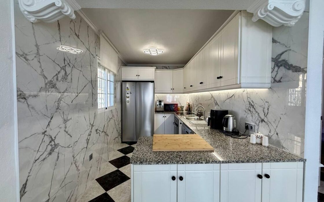 Вилла в Ориуэла Коста у моря 191 кв.м, 4 спальни, терраса