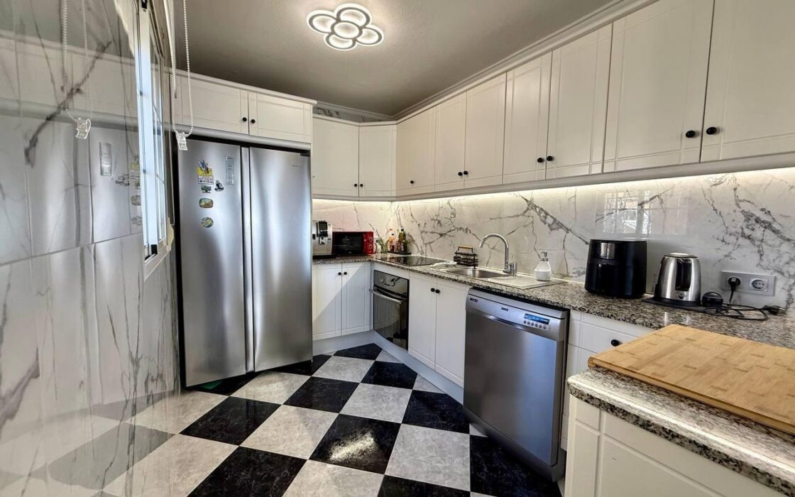 Вилла в Ориуэла Коста у моря 191 кв.м, 4 спальни, терраса