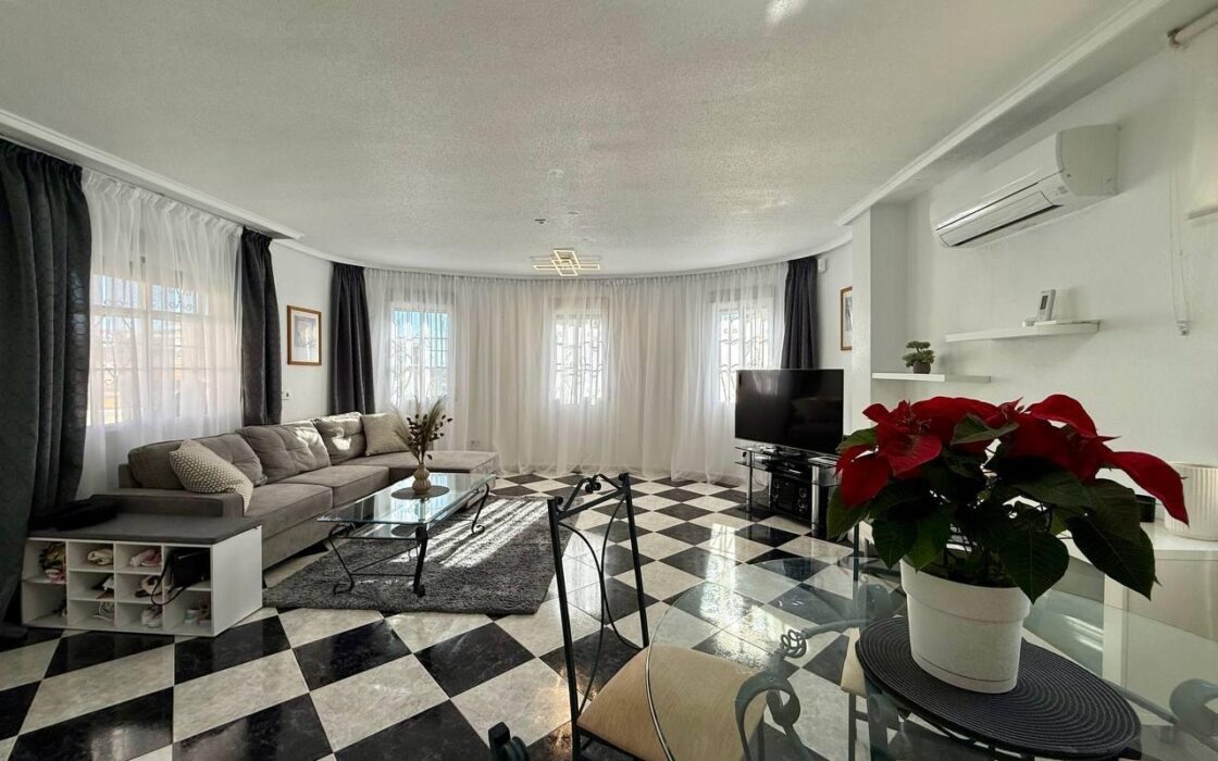 Вилла в Ориуэла Коста у моря 191 кв.м, 4 спальни, терраса