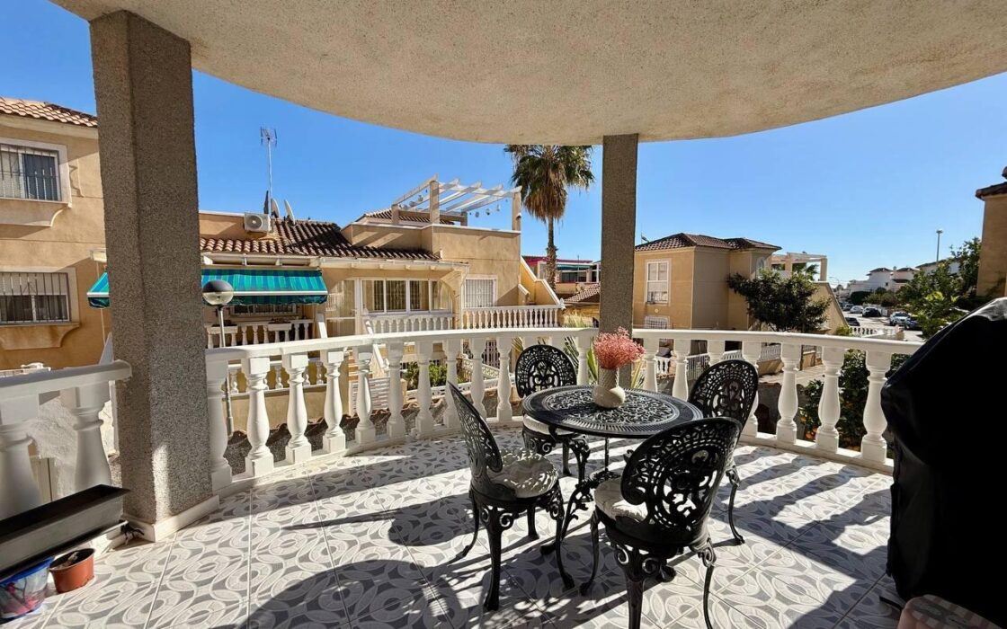 Вилла в Ориуэла Коста у моря 191 кв.м, 4 спальни, терраса