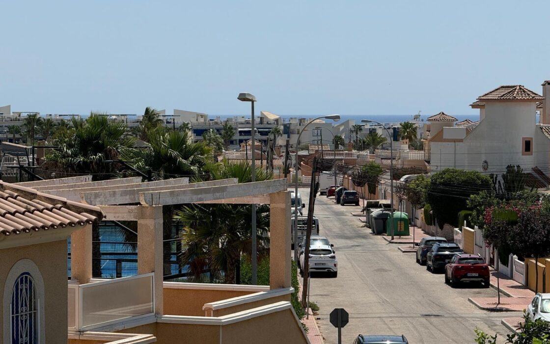 Вилла в Ориуэла Коста у моря 191 кв.м, 4 спальни, терраса